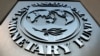 ARCHIVO: El logotipo del Fondo Monetario Internacional (FMI) se ve fuera del edificio de la sede en Washington, EE. UU., el 4 de septiembre de 2018.