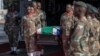 Des membres des Forces de défense nationales sud-africaines portent un cercueil lors de la cérémonie funéraire du capitaine Simon Mkhulu Bone et du caporal Irven Thabang Semono à la base aérienne de Waterkloof, le 21 février 2024. AFP / Marco Longari