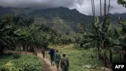 Wanajeshi wa DRC wakifanya doria katika kijiji cha Mwenda kufuatia shambuluo la hivi karibuni la ADF. Picha na ALEXIS HUGUET / AFP
