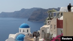 Para turis mengunjungi Pulau Santorini di Yunani (foto: dok). 