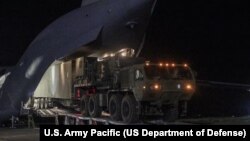 美国空军C-17“全球霸”运输机在吕宋岛卸载“堤丰”陆基机动导弹系统. 图片来源：美国太平洋陆军司令部
