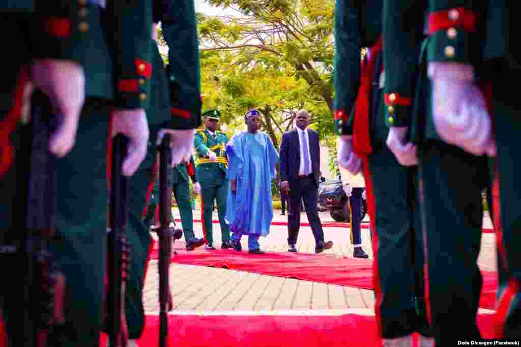 Shugaban Najeriya Bola Ahmed Tinubu yana duba jami'an tsaro a faretin bikin ranar dimokuradiyya a fadarsa