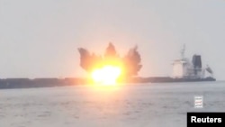Ledakan di kapal yang menurut Houthi merupakan serangan mereka terhadap MV Tutor milik Yunani di Laut Merah, tertanggal 12 Juni 2024, dalam tangkapan layar yang diperoleh dari sebuah video. (PUSAT MEDIA HOUTHI/Handout via REUTERS)