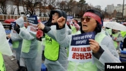 Doctors and medical workers take part in a protest against a plan to admit more students to medical school, in front of the Presidential Office in Seoul, South Korea, February 21, 2024. (REUTERS/Kim Soo-Hyeon)