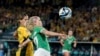 Denise O'Sullivan de Irlanda y Kyra Cooney-Cross de Australia, a la izquierda, observan el balón durante el partido de fútbol de la Copa Mundial Femenina entre Australia e Irlanda en el Estadio Australia en Sydney, Australia, el jueves 20 de julio de 2023.