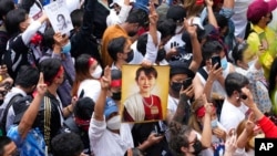ফাইল ছবি - মিয়ানমারের সামরিক ক্ষমতা দখলের দুই বছর পূর্তি উপলক্ষে বিক্ষোভের সময় থাইল্যান্ডে বসবাসরত মিয়ানমারের নাগরিকরা অং সান সু চির একটি ছবি হাতে ধরে আছে। ( ১ ফেব্রুয়ারী, ২০২৩)