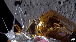 Wahana pendarat bulan Odysseus di sisi dekat bulan setelah penyisipan orbit Bulan, 21 Februari 2024. Pendarat tersebut secara otomatis mendarat ke permukaan Bulan pada 22 Februari. (Foto: Inituitive Machine/AP)