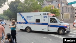 Un vehículo de emergencia se abre paso después de que un hombre armado abrió fuego, según fuentes policiales, en Richmond, Virginia, EEUU, el 6 de junio de 2023, en esta captura de pantalla obtenida de un video de las redes sociales. Twitter@GoadGatsby/via REUTERS
