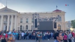 Salvadoreños se reúnen en el centro histórico para esperar resultados de elecciones