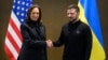 Američka potpredsjednica Kamala Haris rukuje se s ukrajinskim predsjednikom Volodimirom Zelenskim tokom sastanka na marginama Samita o miru u Ukrajini, u luksuznom odmaralištu Burgenstock, u blizini Lucernea, 15. juna 2024.