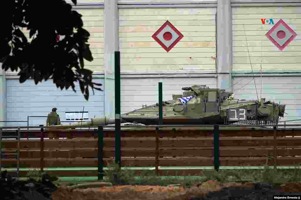 Una agrupación de tanques de las Fuerzas de Defensa de Israel permanece en la zona norte del país, muy cerca de la frontera con Líbano, el 31 de octubre de 2023.