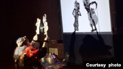 Adegan Rebong untuk menggambarkan suasana romantis dalam wayang kulit Bali oleh Dalang I Gusti Putu Sudarta. (Foto: Dokumen pribadi)