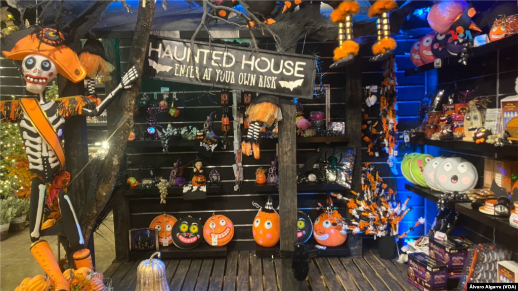 La variedad en algunas tiendas es tan amplía que se han vuelto una atracción para los niños que las visitan. Algunos piden tomarse fotografías, otros, con menos gusto por las decoraciones terroríficas, se muestran nerviosos, pero a la vez curiosos.