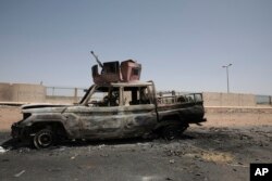 Kendaraan militer yang hancur tampak di selatan Khartoum, Sudan, 20 April 2023. (Foto: Marwan Ali/AP)