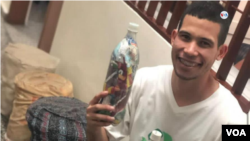 Durante las jornadas, los jóvenes han fabricado nuevos artículos como porta vasos con tapas y budares a partir de la fundición de latas.