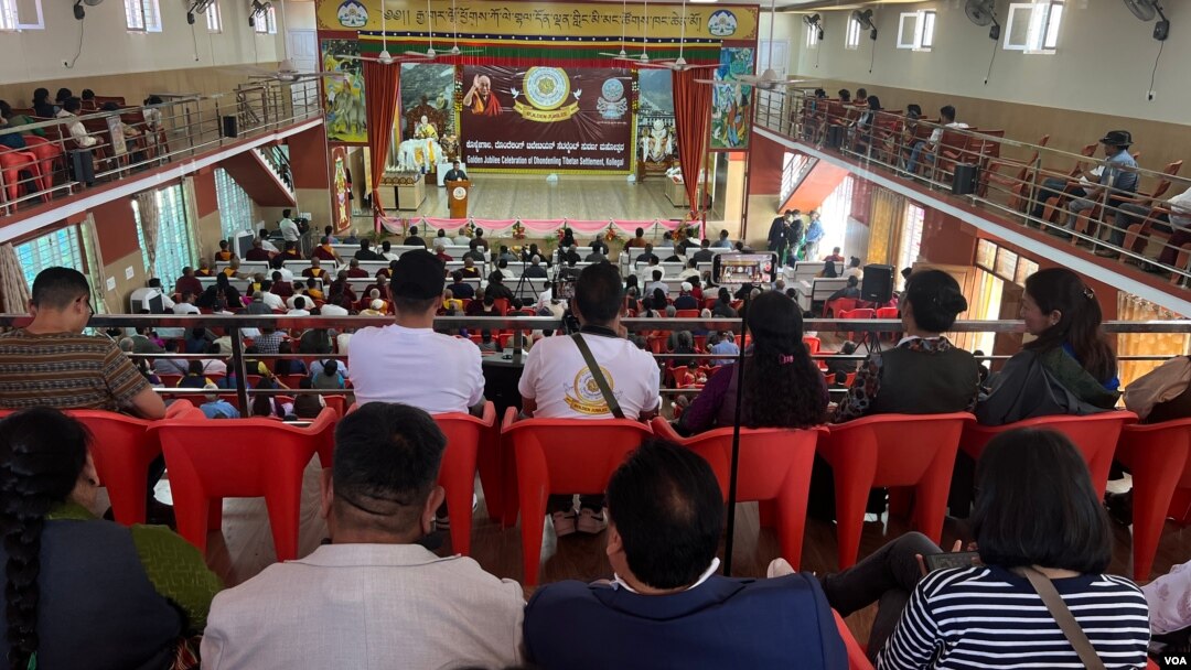 སྤྱི་ཟླ་༢ པའི་ཚེས་༡༧ ཉིན་རྒྱ་གར་ལྷོ་ཕྱོགས་ཀོ་ལི་གྷལ་དོན་ལྡན་གླིང་བོད་མིའི་གཞིས་ཆགས་ཚུགས་ནས་ལོ་ངོ་༥༠ འཁོར་བའི་དུས་དྲན་མཛད་སྒོ་ཞིག་ཀོ་ལི་གྷལ་གཞིས་ཆགས་མི་མང་ཚོགས་ཁང་ནང་ཚོགས་ཡོད་པ།