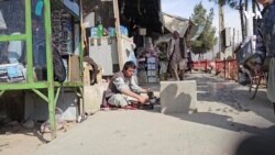 جوان معتاد پس از درمان، به کار کفش‌دوزی مشغول شده است