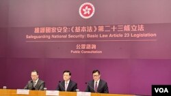 Kepala Eksekutif Hong Kong John Lee (tengah) didampingi Menteri Kehakiman Paul Lam (kiri) dan Menteri Keamanan Chris Tang mengadakan konferensi pers terkait peluncuran konsultasi public mengenai RUU Keamanan pulau itu, di Hong Kong, Senin, 29 Januari 2024. (Foto: Iris Tong/VOA)
