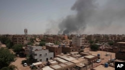 De la fumée s'élève d'un quartier central de Khartoum, au Soudan, le 16 avril 2023.