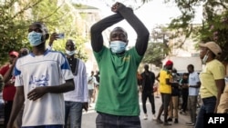 "On nous a retiré le droit de nous exprimer par les urnes et on nous empêche de manifester dans la rue", s'indigne une Dakaroise.