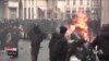 Manifestan Franse Bloke Ayewopo, Tren ak Wout Pou Montre Mekontantman yo ak Macron Akoz Ogmantasyon Laj Pansyon an