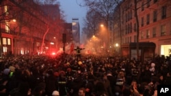 Los manifestantes marchan durante un mitin en París, el jueves 23 de marzo de 2023. Los sindicatos franceses realizan sus primeras manifestaciones masivas el jueves desde que el presidente Emmanuel Macron encendió la ira pública al forzar una edad de jubilación más alta en el parlamento sin votación. (Foto AP/Aurelien Morissard)