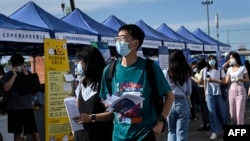 资料照-中国年轻人参加北京的一个招聘会（2022年8月26日）