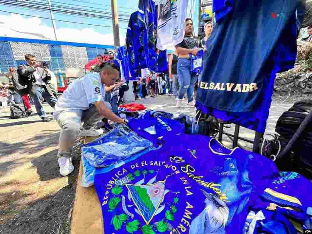 Vendedor de camisetas arregla su mercancía frente a un centro de votación en San Salvador. 