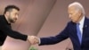 Џо Бајден и Володимир Зеленски се ракуваат во Вашингтон, 11 јули 2024 година (Фото:Ројтерс/Леа Милис)