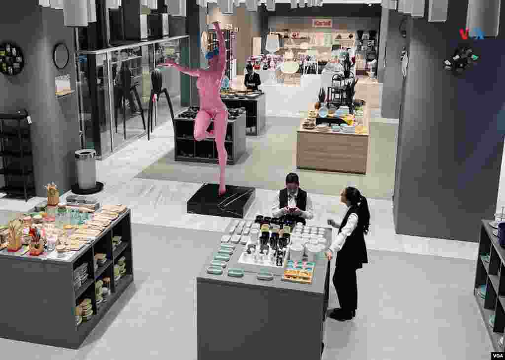 Yorlenis Santuchi comentó que, en comparación con años anteriores, la afluencia en este Black Friday fue más baja. “Creo que es por el tema económico, no todo el mundo tiene la posibilidad de comprar así y ha bajado mucho la demanda de gente”.