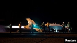 Sebuah jet tempur diluncurkan dari kapal induk Angkatan Laut AS USS Dwight D. Eisenhower saat melakukan serangan terhadap sasaran militer Houthi di Yaman, 3 Februari 2024. (Foto: Navy/Mass Communication Specialist 2nd Class Jorge LeBaron/Handout via REUTERS)
​