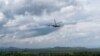 Un hélicoptère de la MONUSCO survole Sake, dans l'est de la RDC, le 6 novembre 2023, lors d'un exercice de formation sur le terrain. (Photo by Glody MURHABAZI / AFP)
