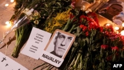ภาพที่ถ่ายเมื่อ 17 ก.พ. 2024 เผยป้าย ดอกไม้ และเทียนไว้อาลัยอเล็กเซ นาวาลนี ในกรุงปารีส (เอเอฟพี)