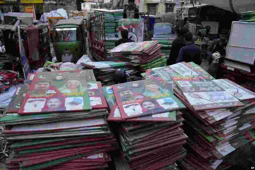 پاکستان تحریکِ انصاف کا الزام ہے کہ اس کے حمایت یافتہ آزاد امیدواروں کو انتخابی مہم چلانے کی اجازت نہیں دی جا رہی۔ 