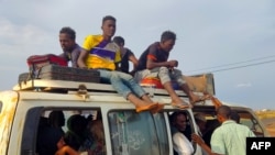 ከሱዳን ጀዚራ ግዛት የተፈናቀሉ ሰዎች በተፈናቃዮች በታጨቀ መኪና ወደ ምስራቃዊቷ ሱዳን ገዳረፍ ከተማ መግቢያ ሲደርሱ ሰኔ 3 ቀን 2016 ዓ.ም 