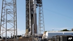 Kapsul Starliner Boeing di atas roket Atlas V siap untuk misi mendatang di Space Launch Complex 41 di Stasiun Angkatan Luar Angkasa Cape Canaveral, 5 Mei 2024, di Cape Canaveral, Florida. (Foto: AP)