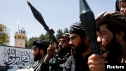 Para anggota pasukan Taliban merayakan dua tahun kembali berkuasanya Taliban dengan turun ke jalan di dekat Kantor Kedutaan AS di Kabul, Afghanistan, pada 15 Agustus 2023. (Foto: Reuters/Ali Khara)