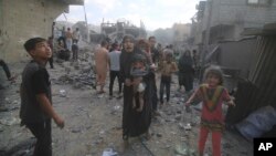 Palestinyen kouri kite kay yo pandan bonbadman Izraelyen nan Rafah, Gaza, 17 Oktob, 2023.