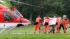 ARHIVA - Spasioci na kolicima prevoze slovačkog premijera Roberta Fica u bolnicu pošto je posle teškog ranjavanja u atentatu dovezen helikopterom, u grandu Banska Bistrica, u centralnoj Slovačkoj, 15. maja 2024.