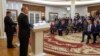 Ruski predsjednik Vladimir Putin, u prvom planu, i lider Sjeverne Koreje Kim Jong Un, lijevo, razgovaraju s medijima nakon razgovora u Pjongjangu, Sjeverna Koreja, 19. juna 2024. (Gavriil Grigorov, Sputnjik, Kremlj Pool Fotografija preko AP)