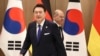 2023年5月21日，德国总理奥拉夫·朔尔茨（后）和韩国总统尹锡悦在韩国首尔总统府举行会晤。（美联社照片）