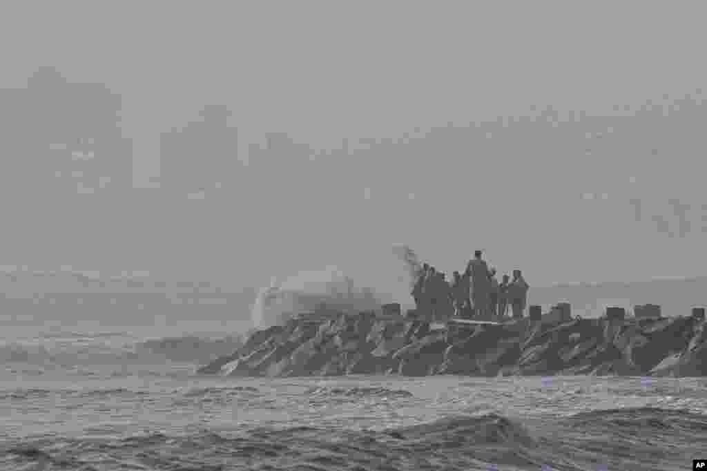 طوفان میں 125 سے 135 کلو میٹر فی گھنٹہ کی رفتار سے ہوائیں چلنے کے امکانات ہیں۔ 