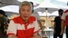 Lee Hsien Yang, saudara laki-laki Perdana Menteri Singapura Lee Hsien Loong, duduk sambil minum kopi di sebuah acara di Pasar Tiong Bahru, Singapura, 24 Juni 2020. (ROSLAN RAHMAN/AFP)