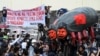 Para pedemo mengusung orang-orangan Presiden Filipina Ferdinand Marcos Jr dan mantan presiden Rodrigo Duterte dalam pawai peringatan ke-37 tahun revolusi "People Power" yang menggulingkan ayah Presiden Marcos Jr, di Quezon City, Sabtu, 25 Februari 2023. (Foto: Jam Sta Rosa/AFP)