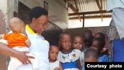 Mkurugenzi wa Voice of Orphans Tanzania akiwa na watoto wa kike siku ya wanawake duniani. Picha kwa hisani ya Ikulu ya Zanzibar.