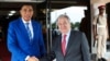 Premye Minis Jamayiken an Andrew Holness ak Sekrete-Jeneral Nasyonzuni Antonio Guterres poze pou yon foto nan Kingston, Jamayik, 15 Me 2023.