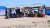 Dans les camps d'Adré, au milieu du désert de l'est tchadien, quelque 200.000 Soudanais, quasiment tous des femmes, des enfants ou des hommes âgés, tentent de survivre.