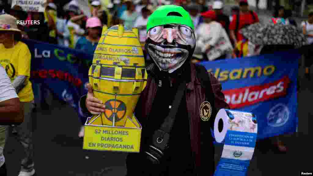 El Salvador: Una persona parodia al presidente Nayib Bukele en la manifestación del 1 de Mayo en San Salvador.