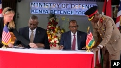 Secretario de Defensa de EEUU, Lloyd Austin (izq) y su homólogo de Kenia, Aden Duale (der), firman un acuerdo de cooperación de defensa en Nairobi, Kenia, el 25 de septiembre de 2023. 