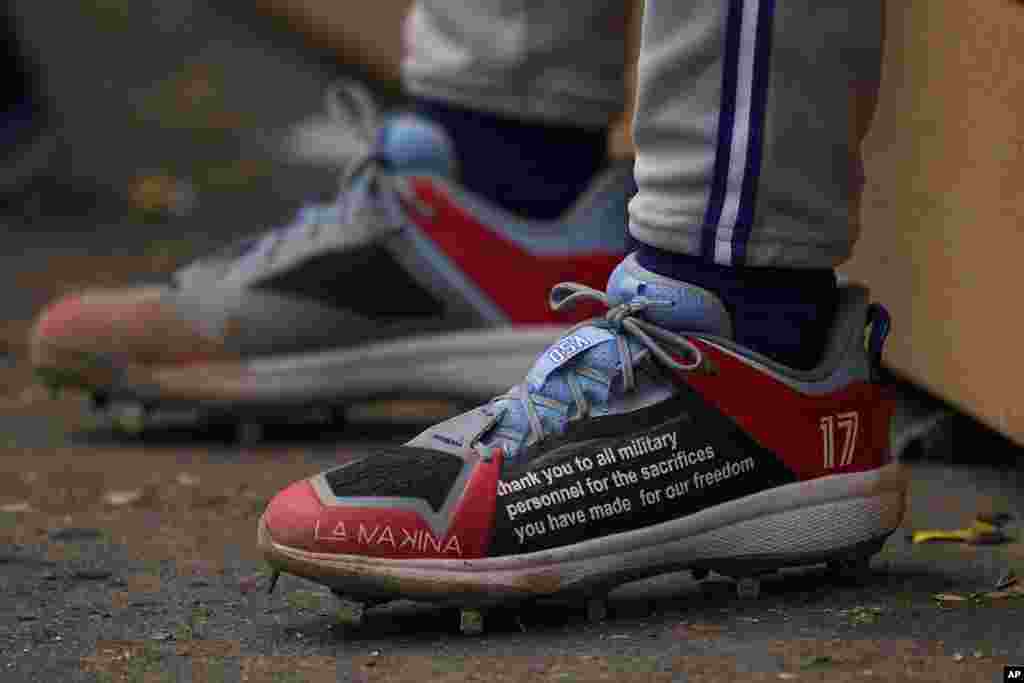 El béisbol, uno de los deportes más importantes para los estadounidenses, no es ajeno a los homenajes del Día de los Caídos. El lanzador de los Toronto Blue Jays, José Berríos, lleva en sus zapatos un mensaje de agradecimiento por el sacrificio de los militares.